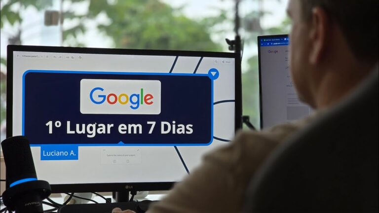 luciano arthur em frente ao computador ensinando seo